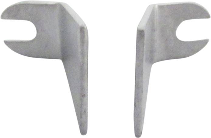Zwei graue Metallhaken, die sich gegenüberstehen. Jeder Haken hat eine gebogene, gegabelte Spitze.