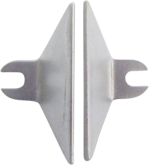 Zwei silberne Metallwinkel, symmetrisch nebeneinander angeordnet, mit abgerundeten Enden und zentrierter Vertiefung.