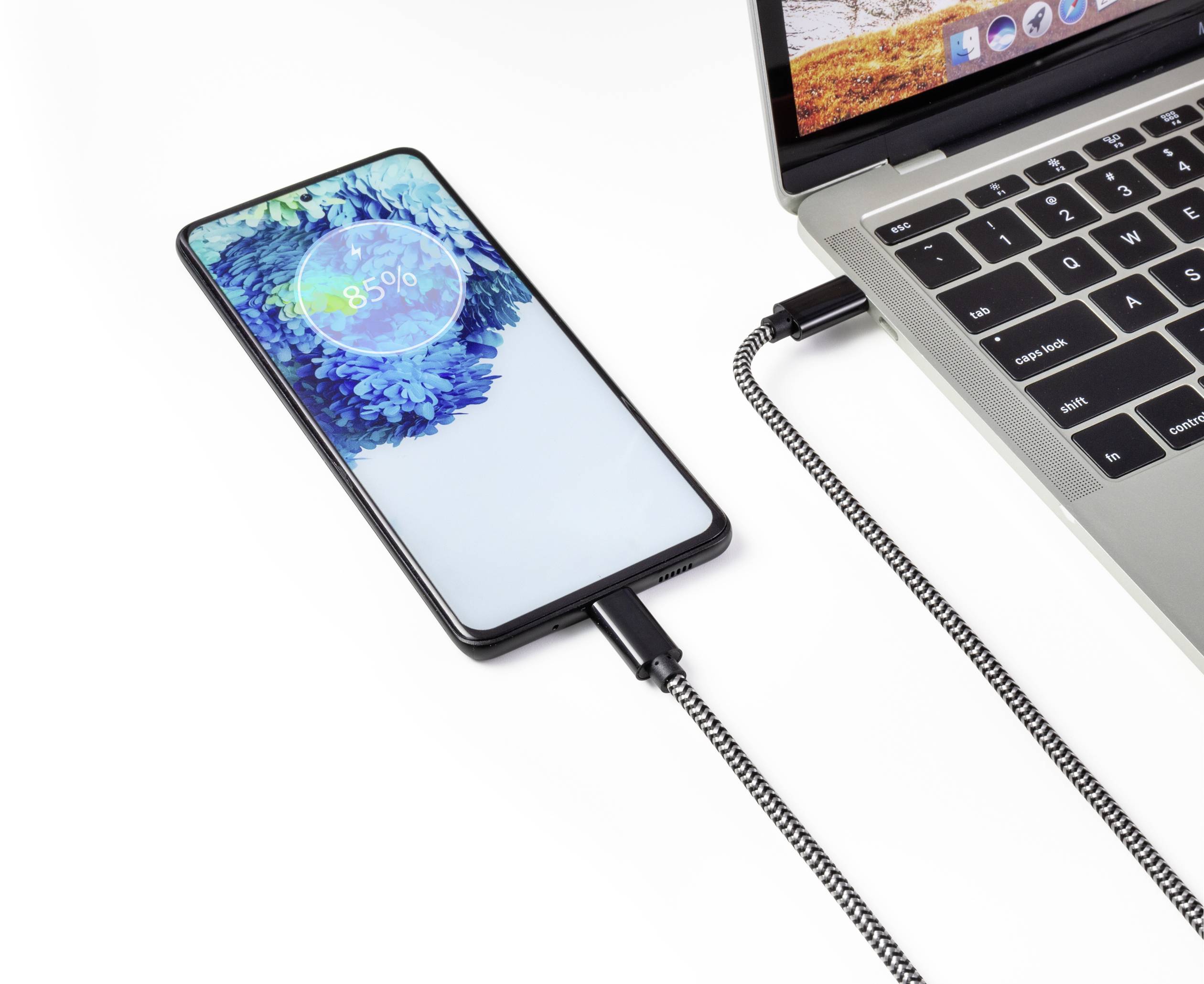 'Smartphone wird über USB-Kabel mit einem Laptop aufgeladen. Bildschirm zeigt 85% Ladezustand.'