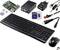 Ein Computer-Kit mit Tastatur, Maus, Mikrocomputerplatine, Gehäuse, Netzteil, Ethernet-Kabel und HDMI-Kabel. Enthält auch eine Speicherkarte.