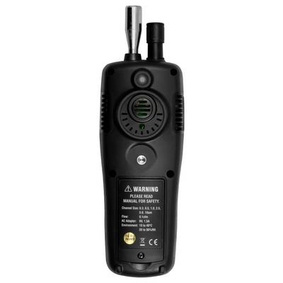 Rückseite eines schwarzen tragbaren Funkgeräts mit Antenne und Gürtelclip, zeigt Lautsprechergitter, Warnschild und behördliche Markierungen.