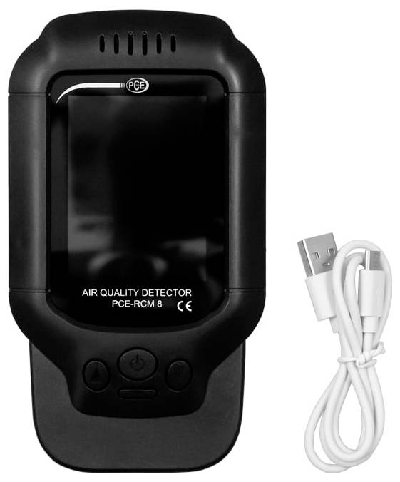 Schwarzes PCE-Luftqualitätsmessgerät mit der Bezeichnung "AIR QUALITY DETECTOR PCE-RCM 8" mit einem USB-Ladekabel daneben.