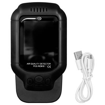 Schwarzes PCE-Luftqualitätsmessgerät mit der Bezeichnung "AIR QUALITY DETECTOR PCE-RCM 8" mit einem USB-Ladekabel daneben.
