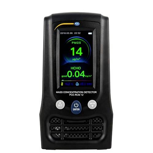 Tragbarer Luftqualitätsdetektor zeigt PM2,5 14 µg/m³ und HCHO 0,04 mg/m³ auf einem digitalen Display an, mit Steuertasten darunter.