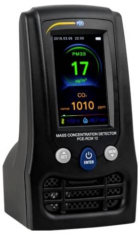 Tragbares Luftqualitätsmessgerät zeigt PM2,5-Wert 17 µg/m³ und CO₂-Wert 1010 ppm an, mit Datum und Uhrzeit oben.