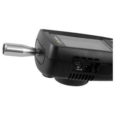 Nahaufnahme eines schwarzen tragbaren Geräts mit metallischer Düse, die USB- und DC-Ladeanschlüsse an der Seite zeigt.