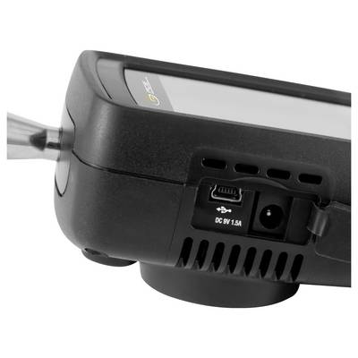 Nahaufnahme der Rückseite eines tragbaren Projektors mit USB-Anschluss und DC 9V-Stromeingang, mit angeschlossenem Kabel.