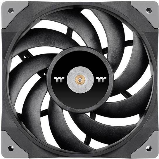 Schwarzer Computerkühler mit acht Rotorblättern und zentralem Logo. Optimiert für Kühlleistung und Luftstrom.