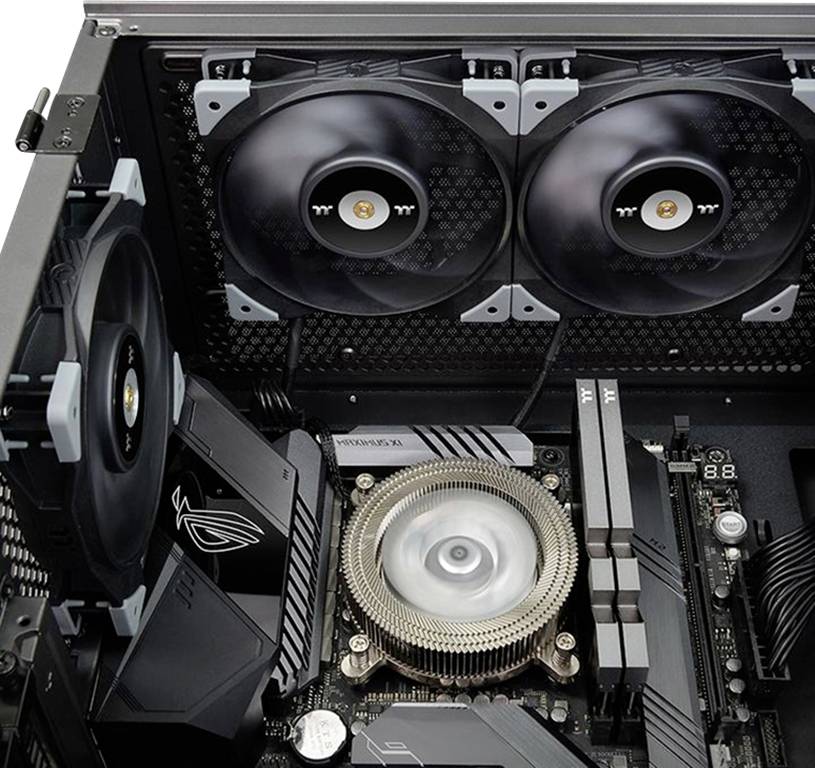 Innenansicht eines Computergehäuses mit zwei großen Lüftern, einem CPU-Kühler mit Lüfter, einer Grafikkarte und einem Mainboard.