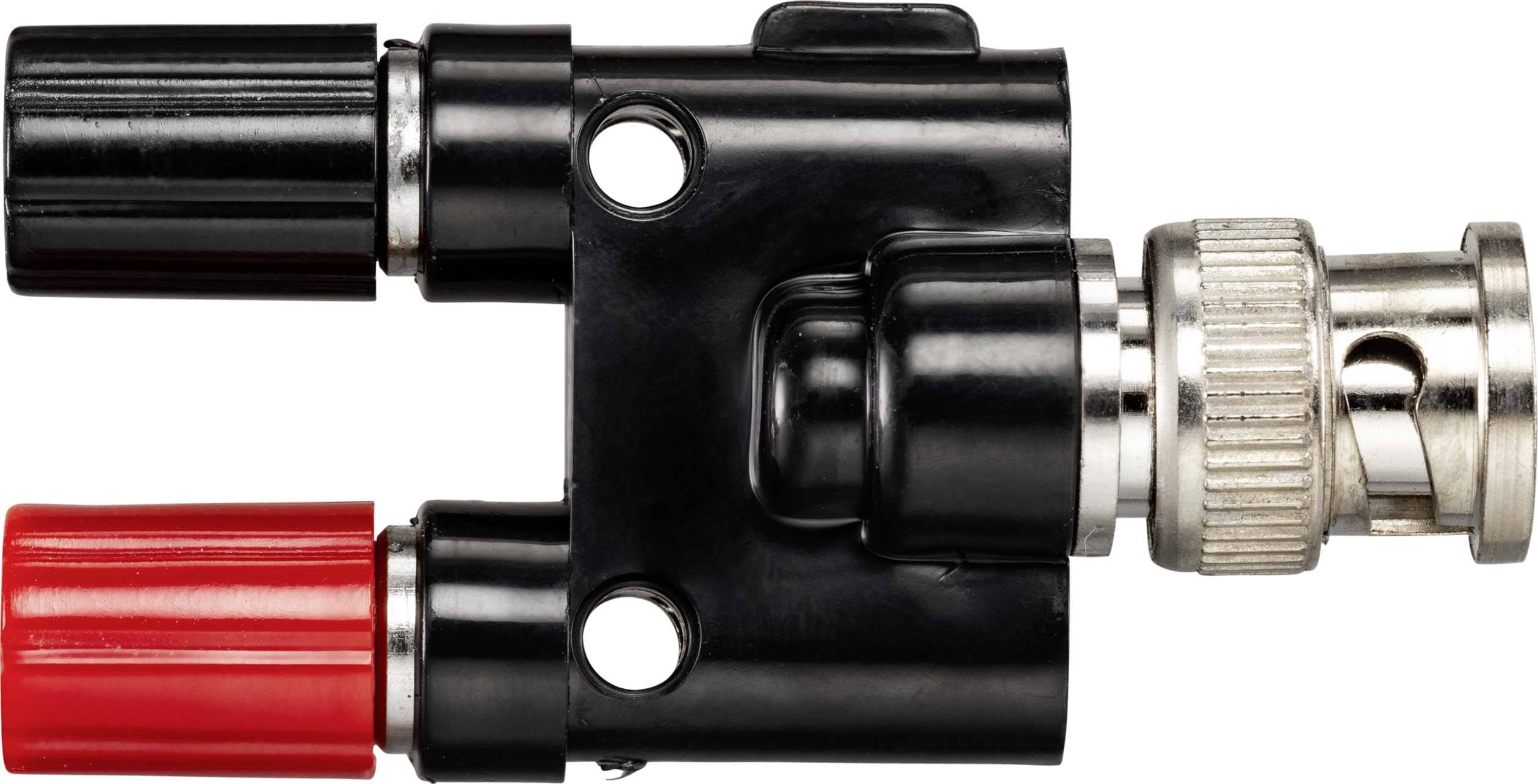 Ein schwarzer Adapter mit zwei Bananensteckern, einer rot und einer schwarz, verbunden mit einem silbernen Koaxialstecker.