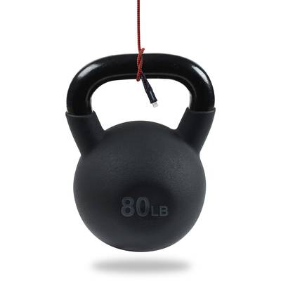Eine schwarze Kettlebell mit der Aufschrift '80 LB' hängt an einem roten Kabel, schwebend in der Luft.