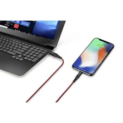 Ein Laptop ist über ein rot-schwarzes Kabel mit einem Smartphone verbunden, das auf dem Bildschirm '100% geladen' anzeigt.