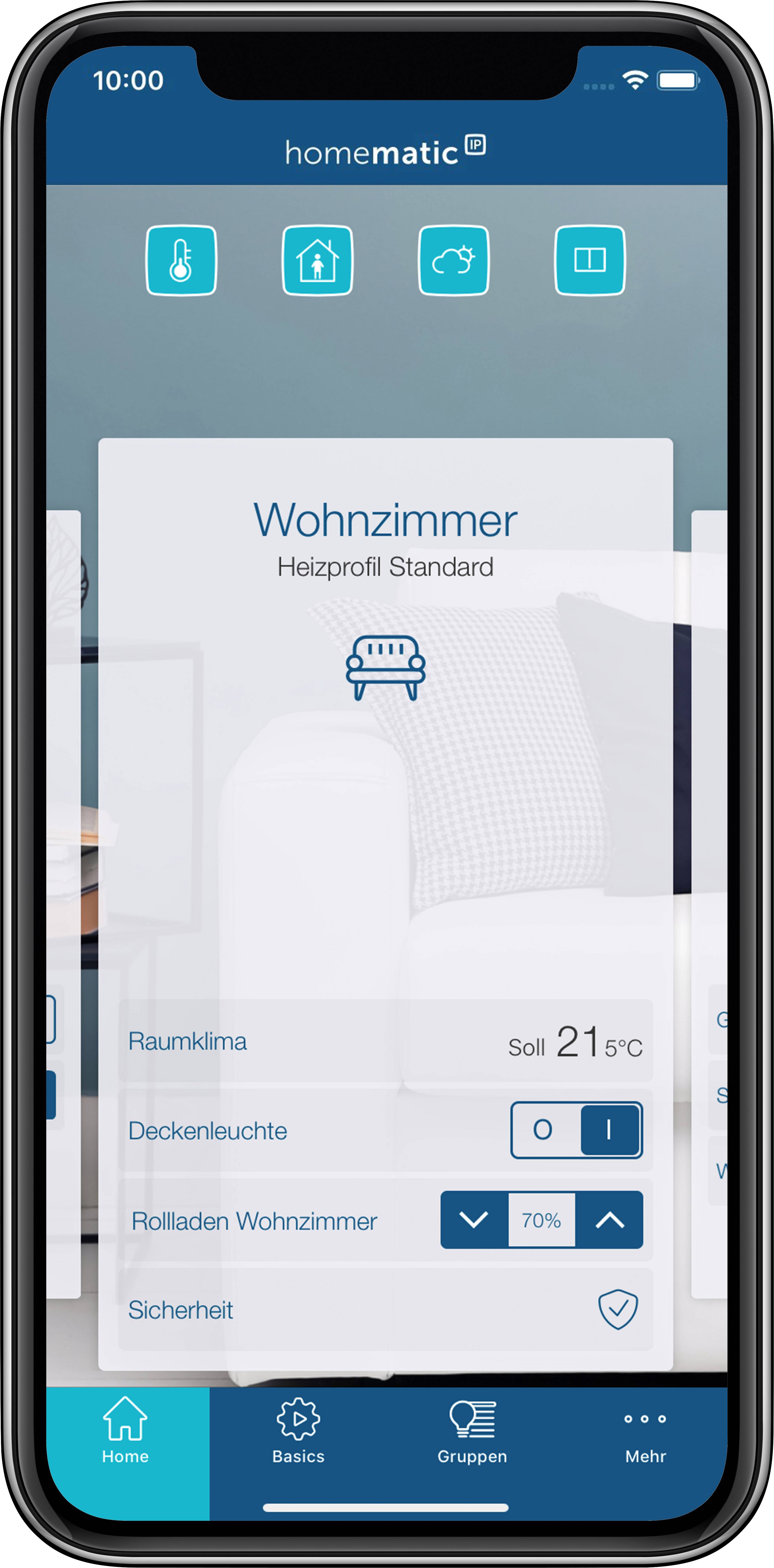 App-Screen auf Smartphone zeigt Steuerung der Raumtemperatur im Wohnzimmer mit Soll-Temperatur 21°C und Rollladenstatus bei 70%.