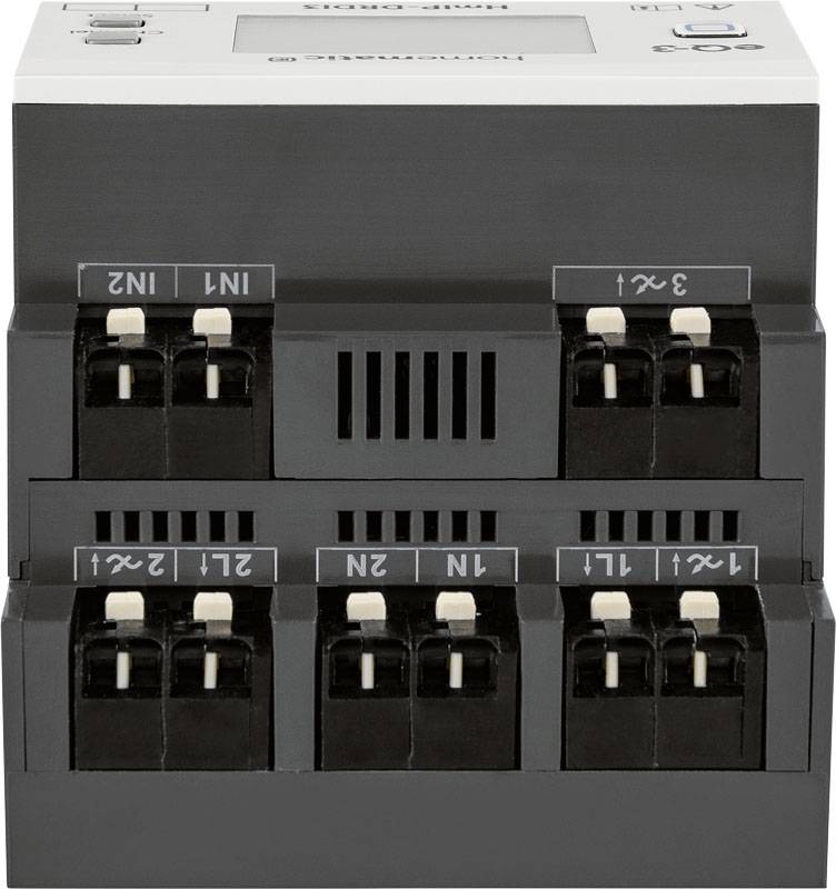 Schwarzes elektrisches Gerät mit mehreren Anschlüssen, wahrscheinlich ein Schaltgerät oder Verteiler, mit Beschriftungen und Steckbuchsen.