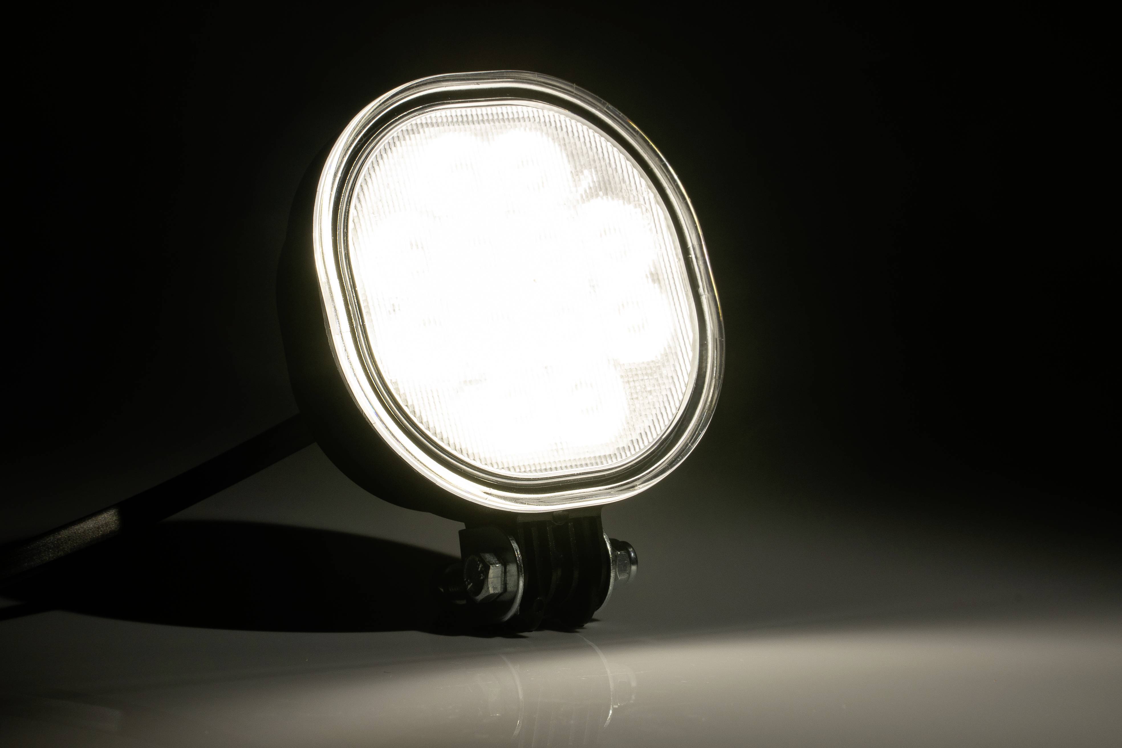 Rundes, leuchtendes LED-Licht vor dunklem Hintergrund.