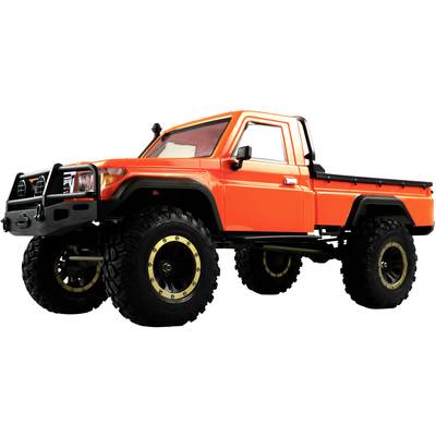 Orangefarbener Geländewagen mit großen Reifen und Ladefläche, ausgiebig für unwegsames Gelände geeignet.
