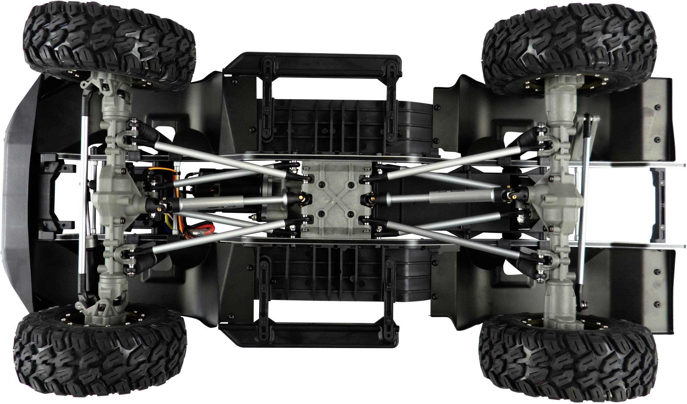 Detailaufnahme des Unterbodens eines ferngesteuerten Geländewagens, zeigt die Aufhängung und großen Reifen für Offroad-Tauglichkeit.