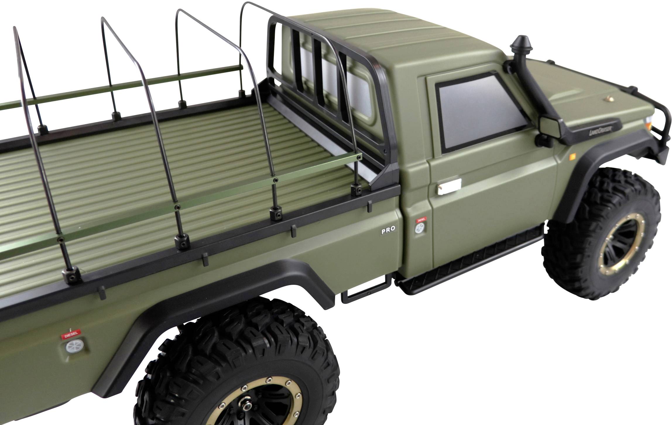Olivegrüner Geländewagen mit großem Ladefläche, robusten Reifen und Schutzbügel für anspruchsvolles Gelände.