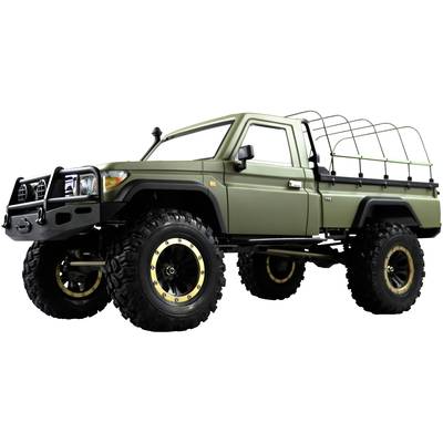 Grünes Modell eines Geländewagens mit großen Offroad-Reifen und Überrollbügel im hinteren Bereich, seitlich fotografiert.
