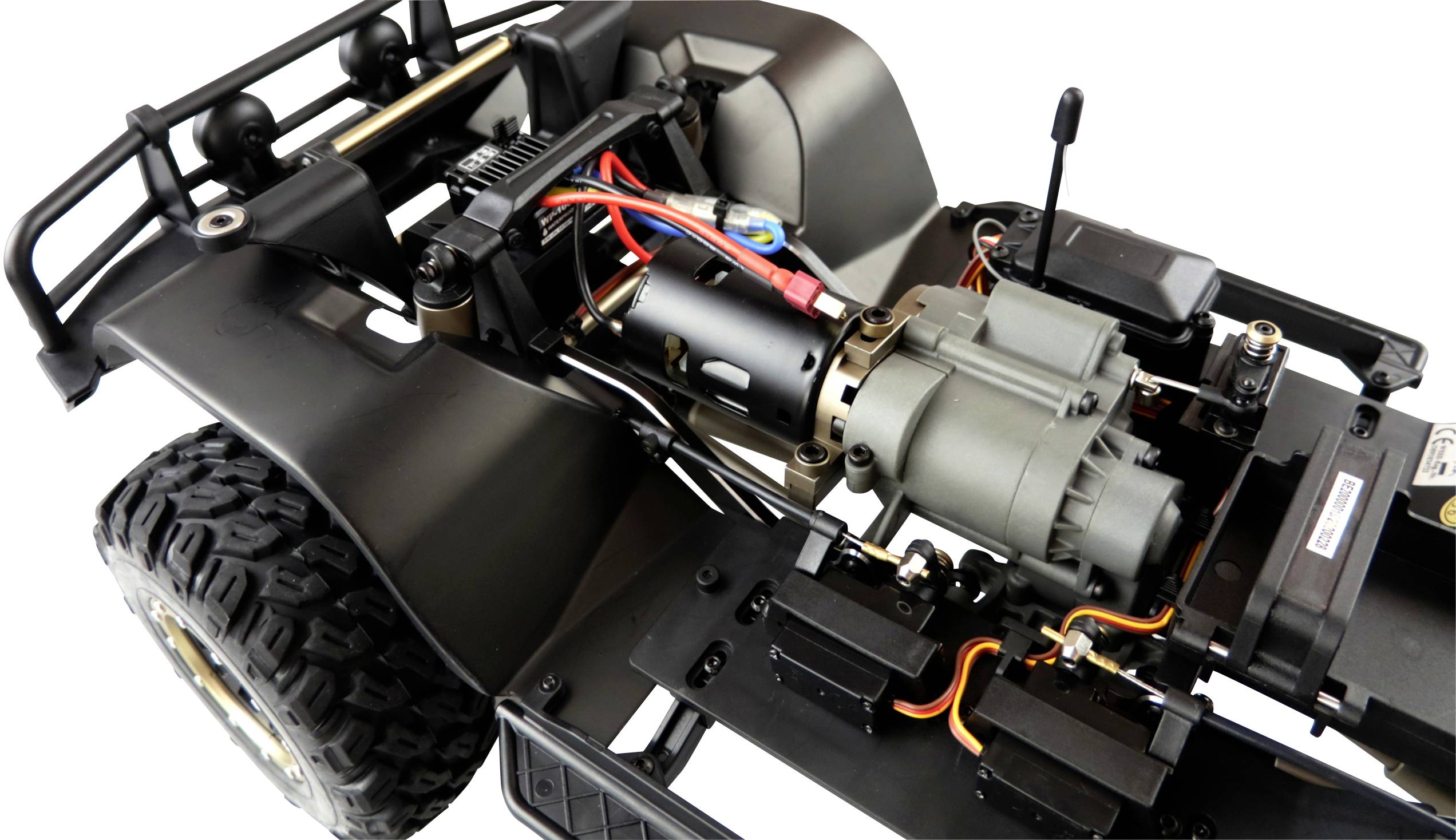 Ein ferngesteuertes Auto-Chassis zeigt den Blick auf den Elektromotor und die Verdrahtung, darunter Off-Road-Reifen und Federung.