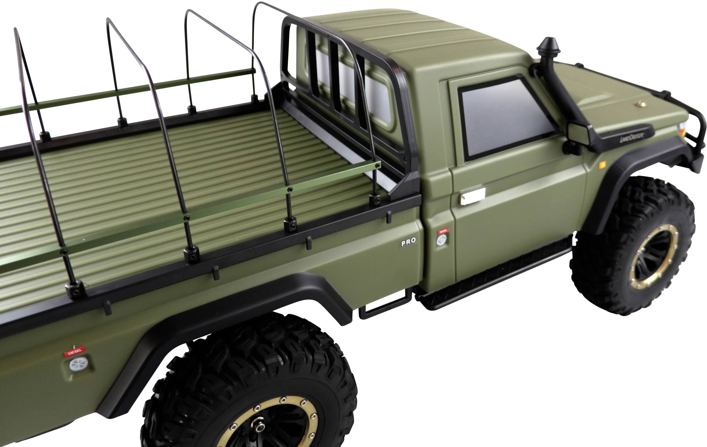 Grünes Spielzeug-Geländewagen-Modell mit großem offenen Ladebereich, robusten Reifen und metallischen Details. Draufsicht.
