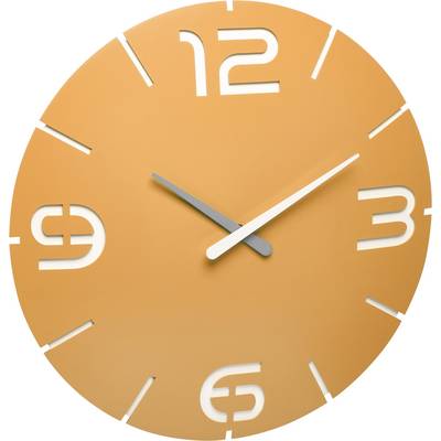 Orangefarbene Wanduhr mit weißen Ziffern und silberfarbenen Zeigern zeigt 10:10 Uhr.