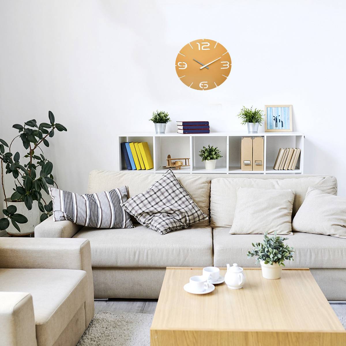 Ein gemütliches Wohnzimmer mit einem hellen Sofa, dekorativen Kissen, einem Tisch mit Teetassen und Bücherregalen voller Pflanzen und Bücher an der Wand.