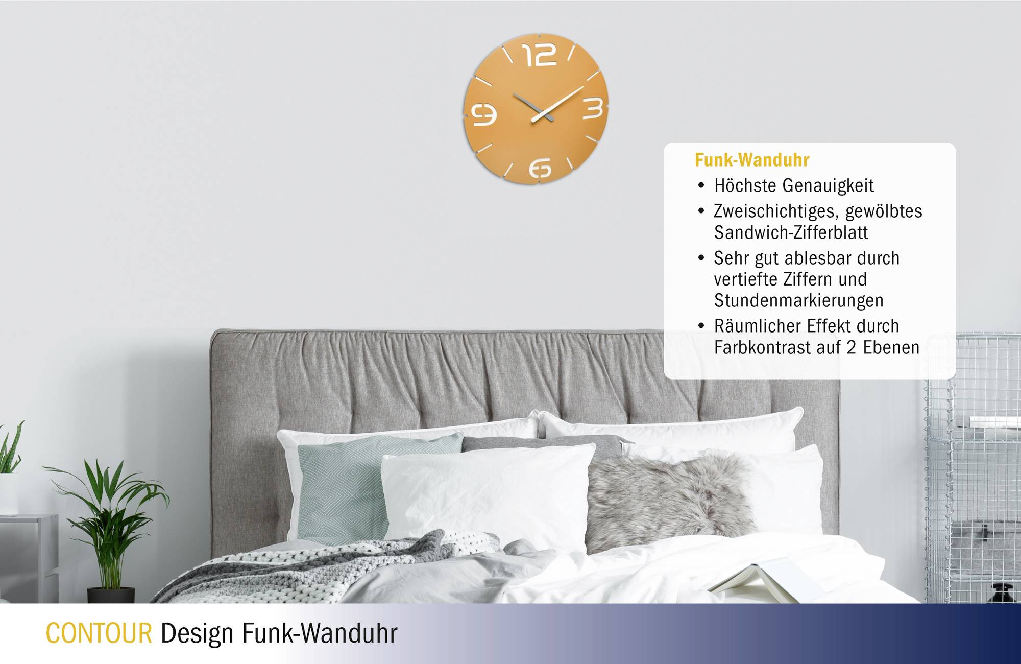Eine orangefarbene Uhr mit weißen Ziffern hängt über einem Bett. Daneben eine Liste mit Funktionen: Präzision, gut lesbar, Farbkontrast.