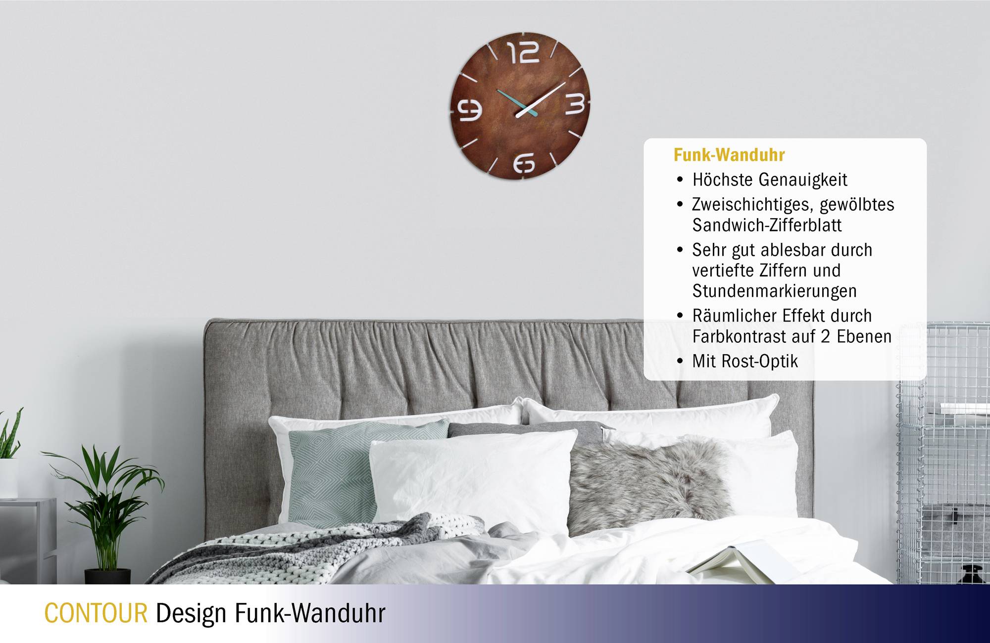 Eine Wanduhr mit römischen Ziffern in Rostoptik hängt über einem Bett. Text rechts bietet Details zur Design- und Funktionsbeschreibung der Uhr.