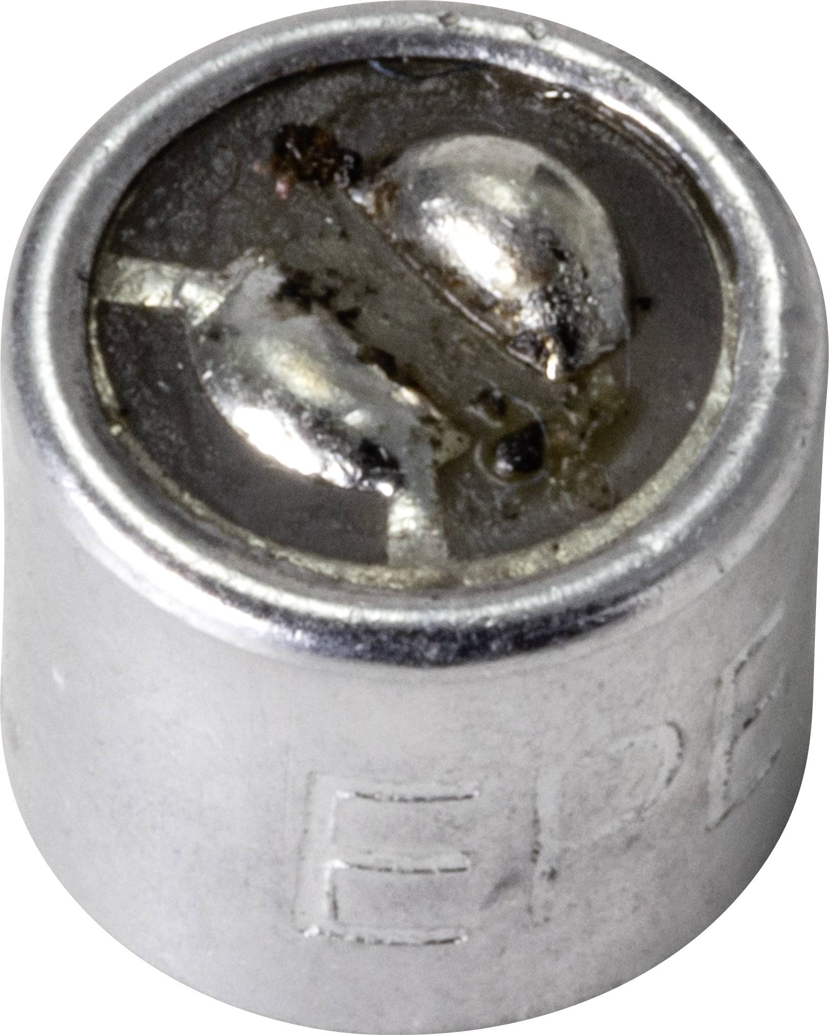 Ein silberner Batteriekontakt mit zwei abgerundeten Metallspitzen, die oben sichtbar sind.