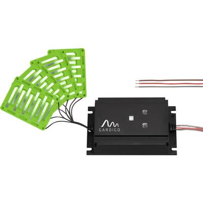 Das Bild zeigt ein elektrisches Gerät mit schwarzem Gehäuse der Marke Gardigo, verbunden mit grünen Sensorplatten und Kabeln für Schädlingsabwehr.