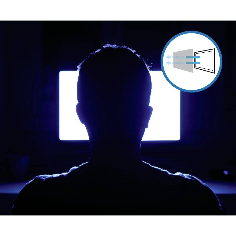 Person im Dunkeln, die auf einen beleuchteten Bildschirm schaut, mit einem Symbol oben rechts, das Lichtstrahlen zeigt.