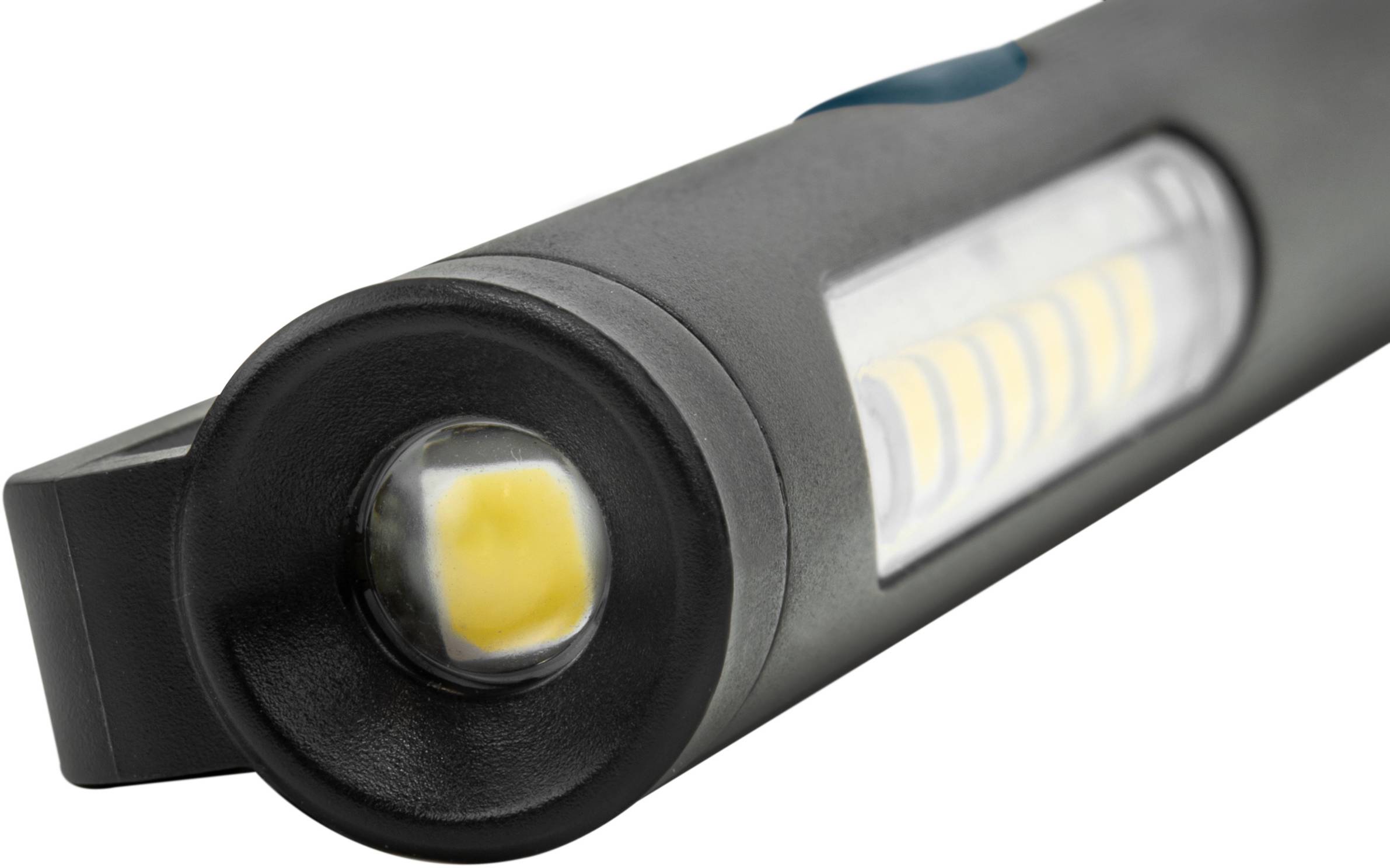 Eine schwarze Taschenlampe mit LED-Leuchte, die aus nächster Nähe gezeigt wird. Sie hat einen rechteckigen Schalter auf der Seite.