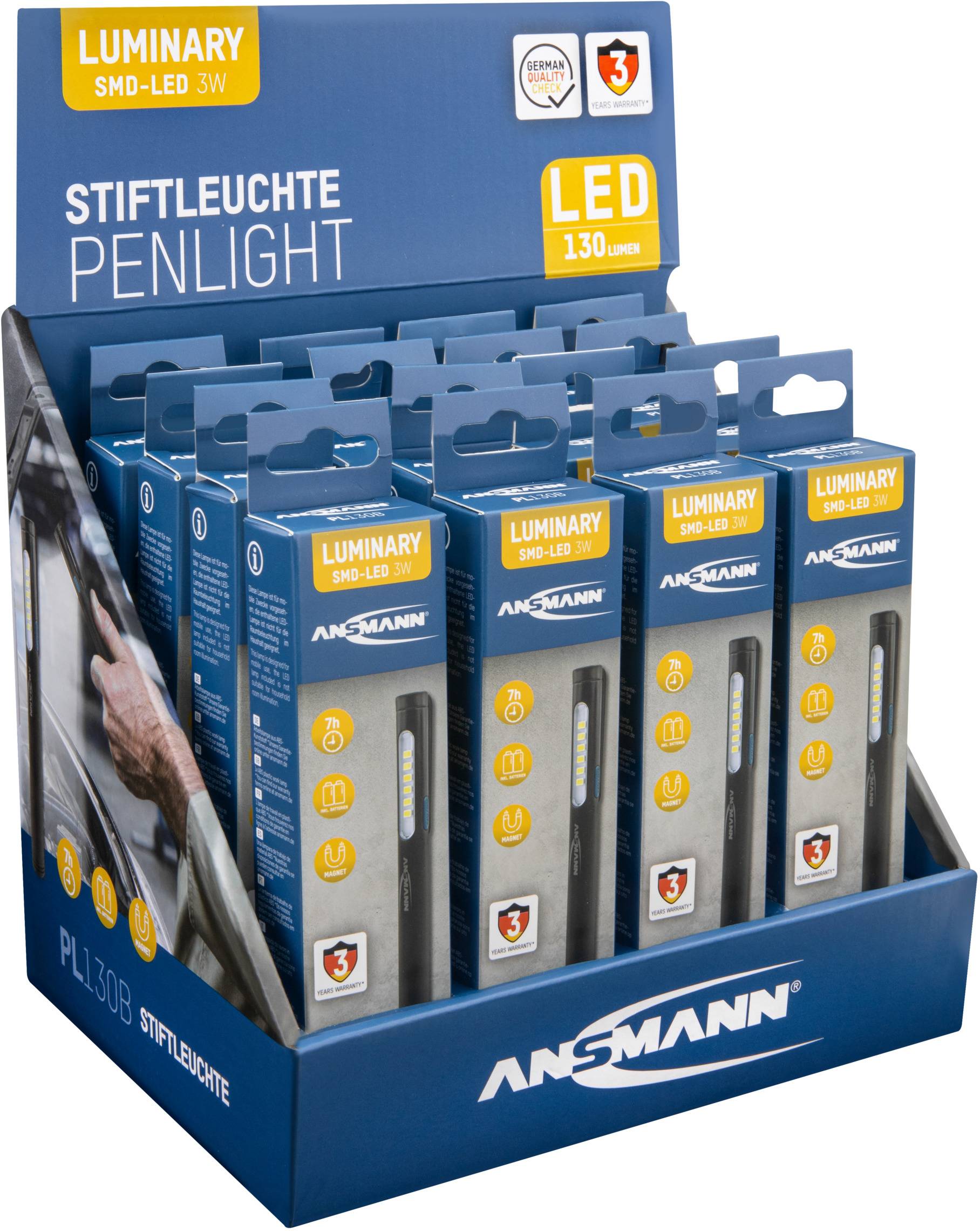 Eine Displaybox mit mehreren blauen Verpackungen der 'Ansmann Stiftleuchte Penlight', SMD-LED mit 130 Lumen und 3W Leistung.