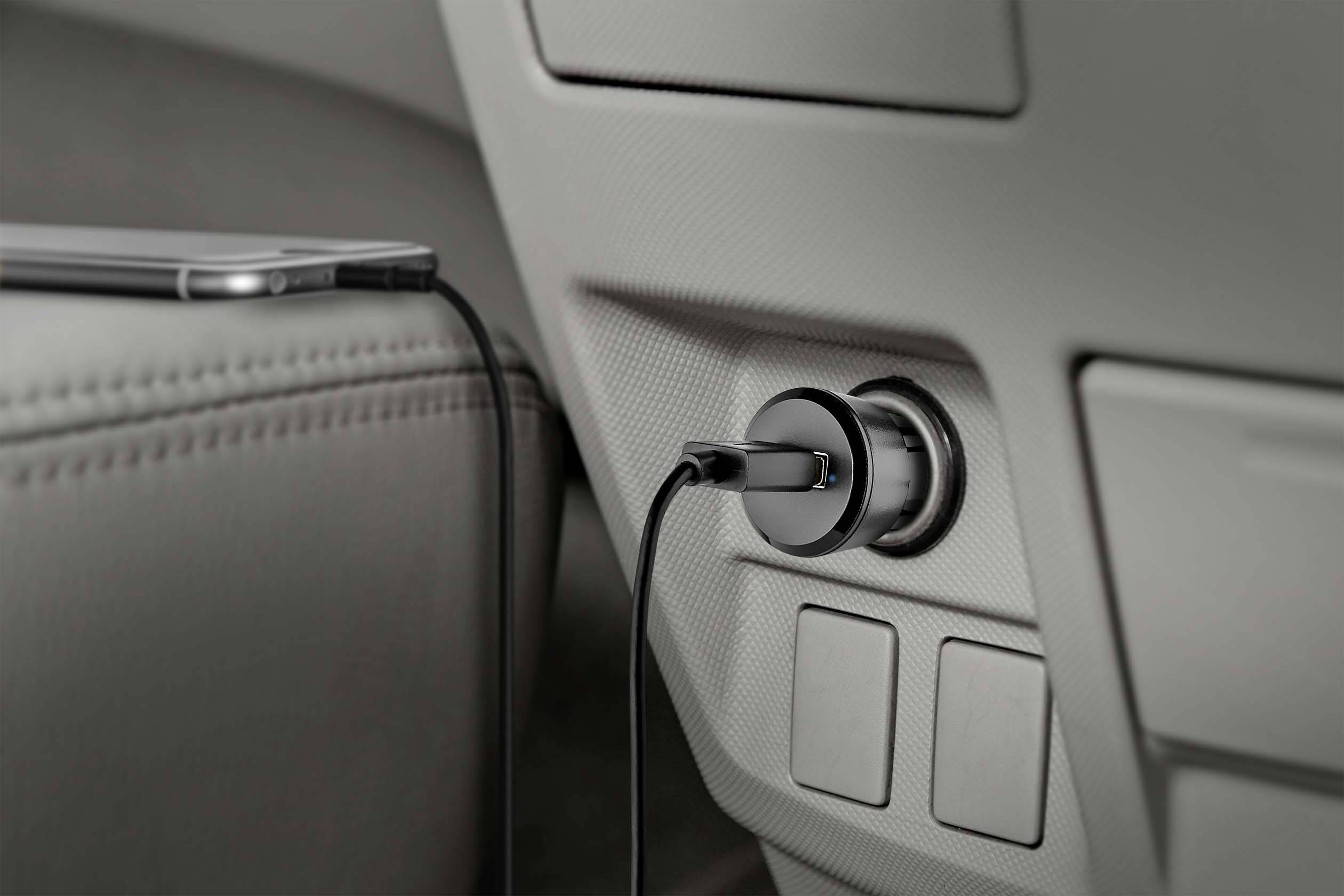 Ein Smartphone wird über ein Kabel mit einem im Auto eingebauten Ladegerät verbunden. Das Ladegerät steckt im Zigarettenanzünder.