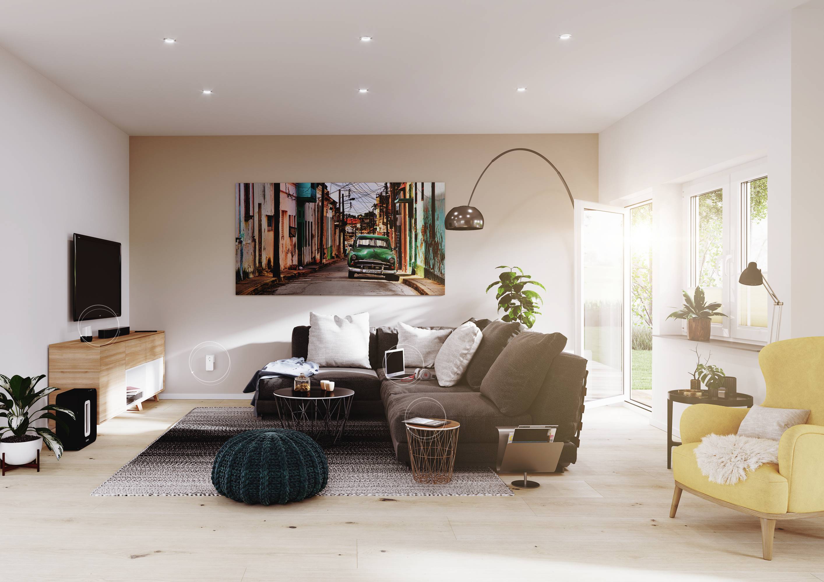 Modernes Wohnzimmer mit grauem Sofa, buntem Wandbild, gelbem Sessel, und offenem Fenster, durch das Sonnenlicht einfällt.