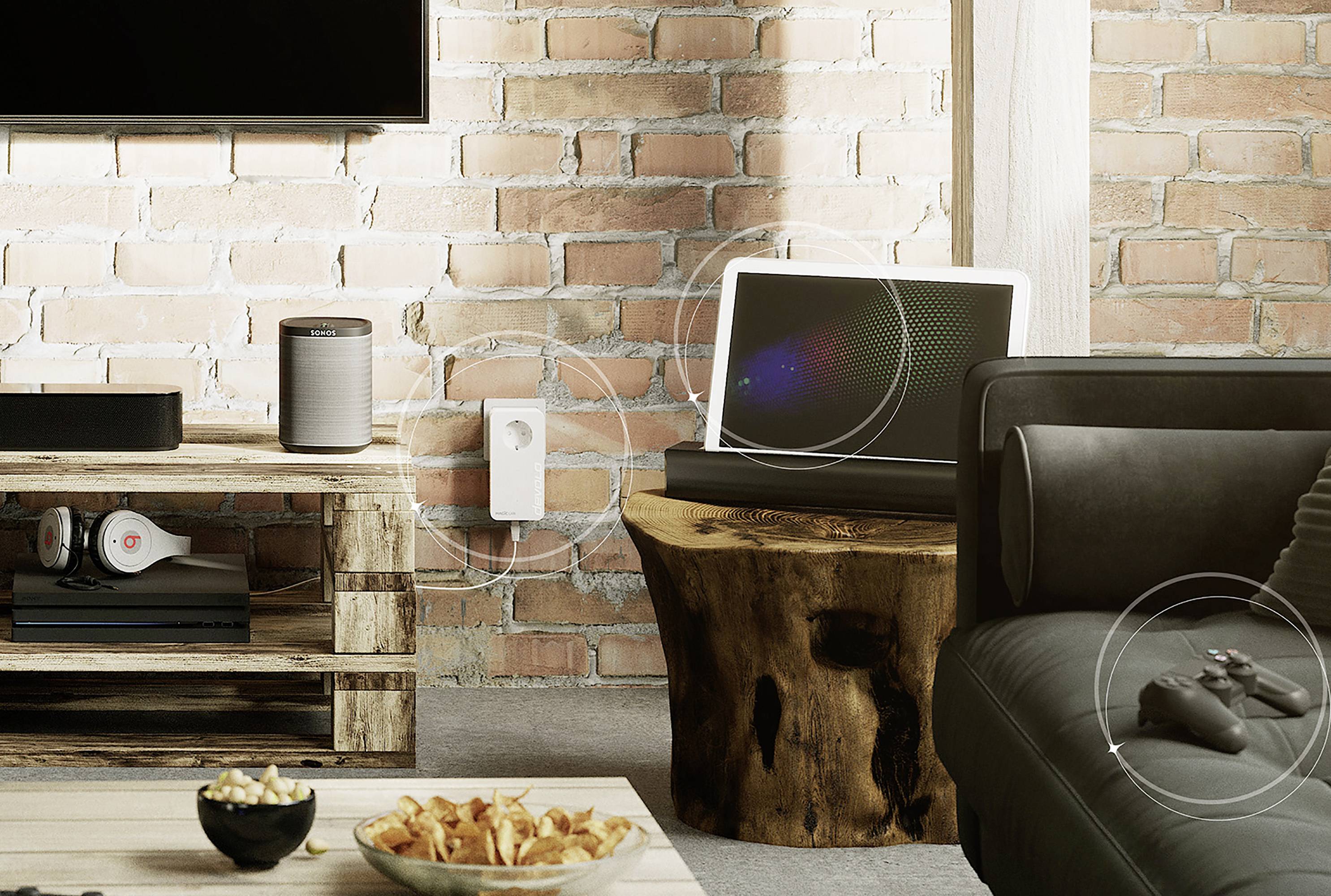 Gemütliches Wohnzimmer mit modernen Geräten: Tablet auf Holztisch, Lautsprecher auf Regal, Snacks auf Tisch. Steinwände verleihen rustikalen Charme.