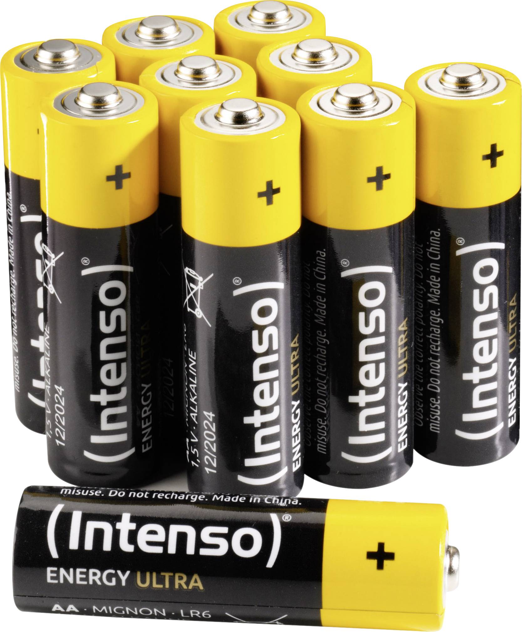 Elf gelbe AA-Batterien der Marke Intenso, aufrecht stehend, eine davon liegt vorne.