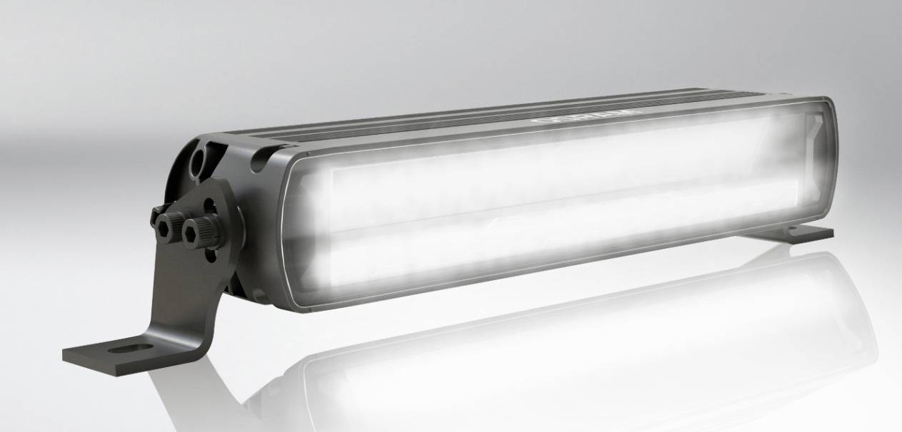 Ein rechteckiges LED-Licht mit schwarzer Halterung, horizontal montiert. Es leuchtet hell in einem modernen Raum.