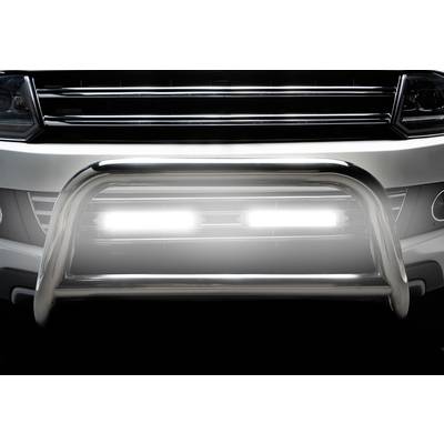 Frontansicht eines Autos mit starkem Unterbodenschutz und leuchtenden LED-Leuchten, die die Vorderseite beleuchten.