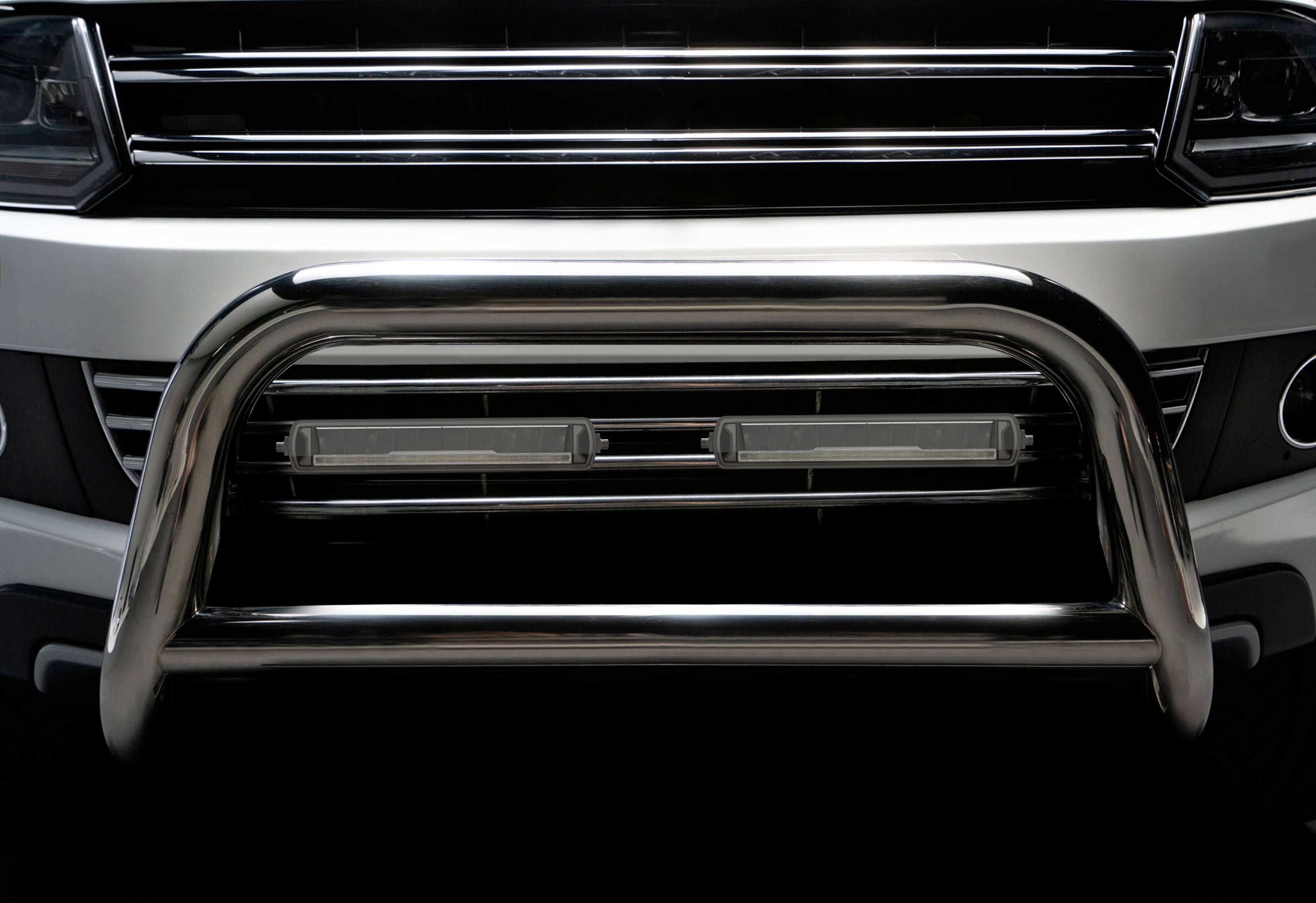 Nahaufnahme eines Autos mit mattschwarzem Kühlergrill und silbernem Frontschutzbügel.