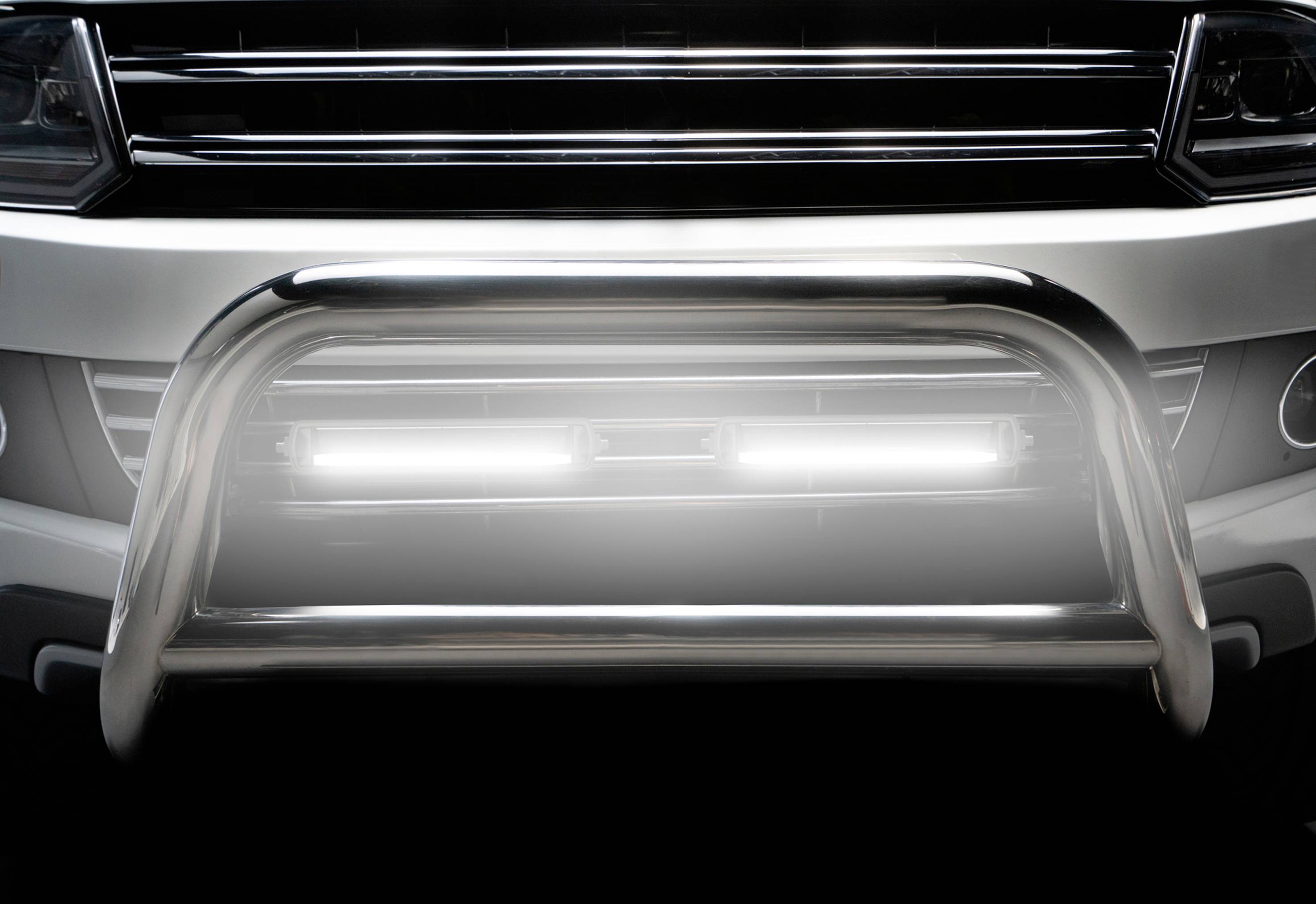 Frontansicht eines Autos mit glänzendem Stoßfänger und eingeschaltetem LED-Tagfahrlicht.