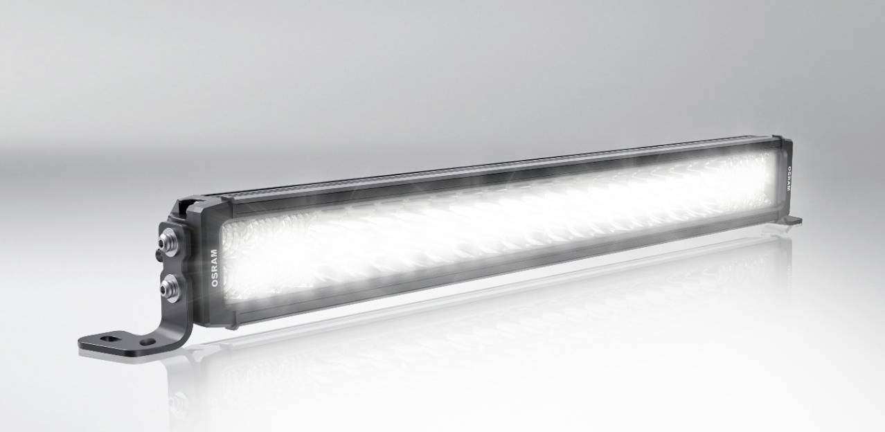 Ein rechteckiger LED-Lichtbalken strahlt helles Licht aus. Er ist auf einer Halterung montiert und eignet sich für Fahrzeuge oder Beleuchtungszwecke.