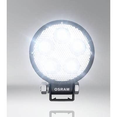 Ein runder LED-Scheinwerfer leuchtet hell, montiert auf einem Metallhalter mit der Aufschrift 'OSRAM'.