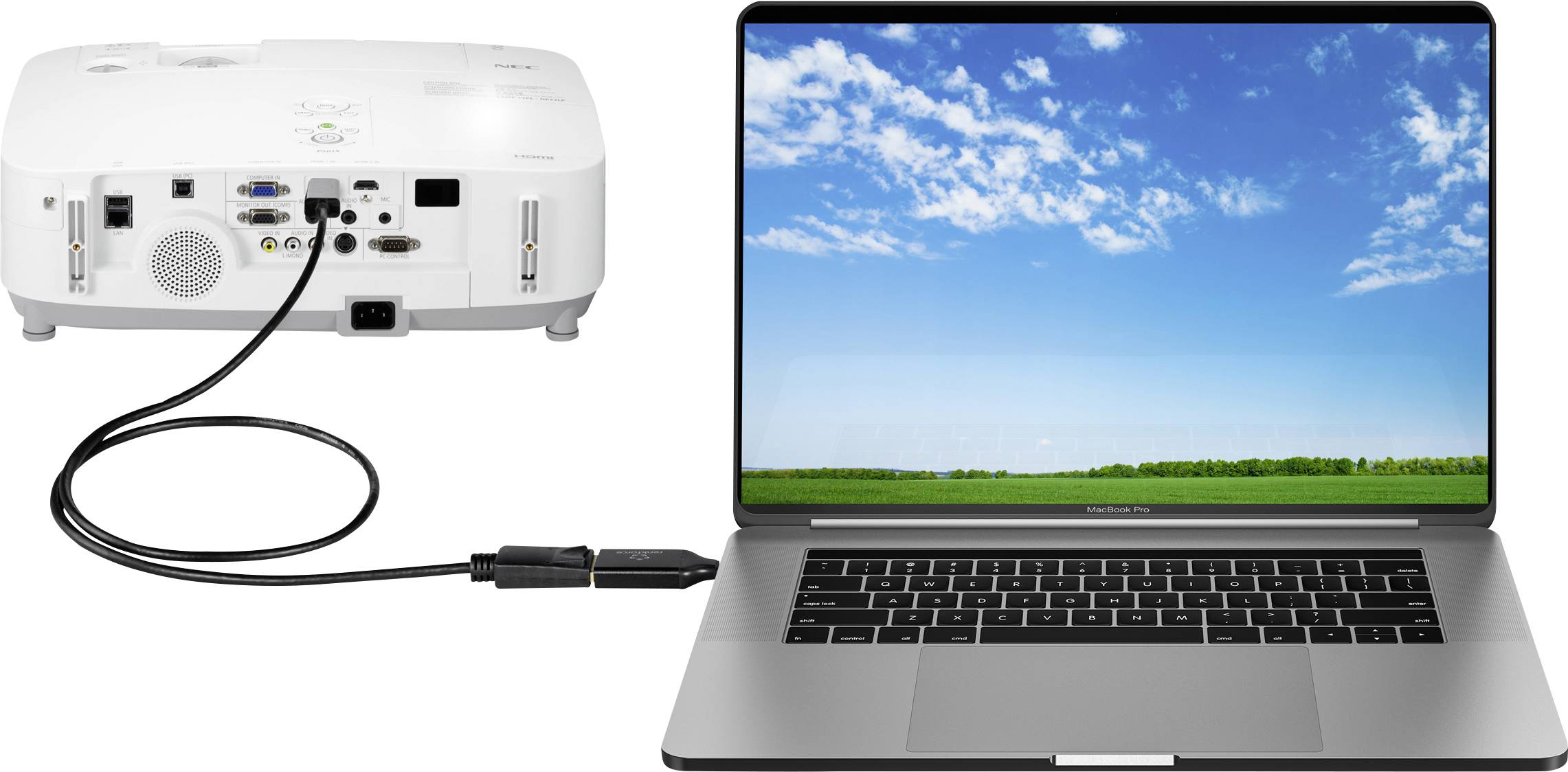 Ein Laptop ist mit einem Projektor verbunden. Der Laptop-Bildschirm zeigt einen blauen Himmel mit grüner Landschaft.