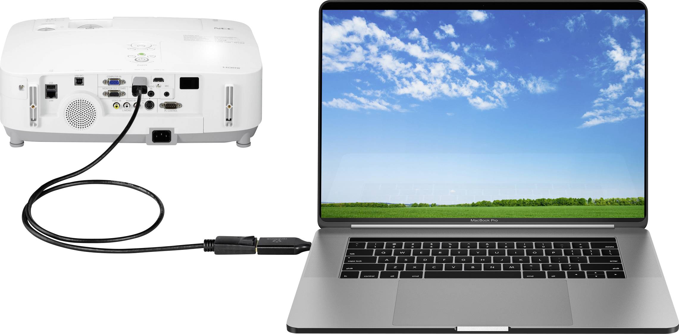 Ein Laptop ist mit einem Beamer verbunden und zeigt einen blauen Himmel mit Wolken.