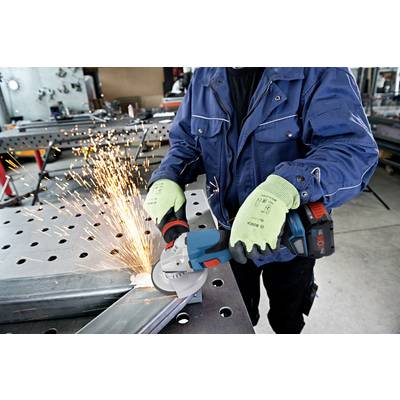 Eine Person schleift Metall mit einem Winkelschleifer, Funken fliegen. Die Arbeitsumgebung wirkt industriell, mit Metalltisch und Maschinen.