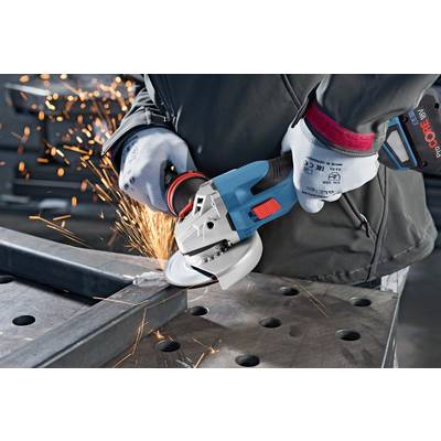 Person schleift Metall mit einem Winkelschleifer, Funken fliegen. Schutzhandschuhe und Schutzkleidung werden getragen.