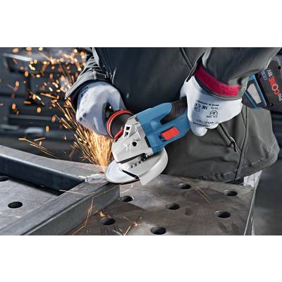 Eine Person schleift mit einem Winkelschleifer ein Metallstück, Funken sprühen. Sie trägt Sicherheitskleidung und Handschuhe.