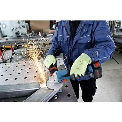 Eine Person schleift Metall mit einem Winkelschleifer, Funken sprühen. Die Person trägt Handschuhe und eine blaue Arbeitsjacke.